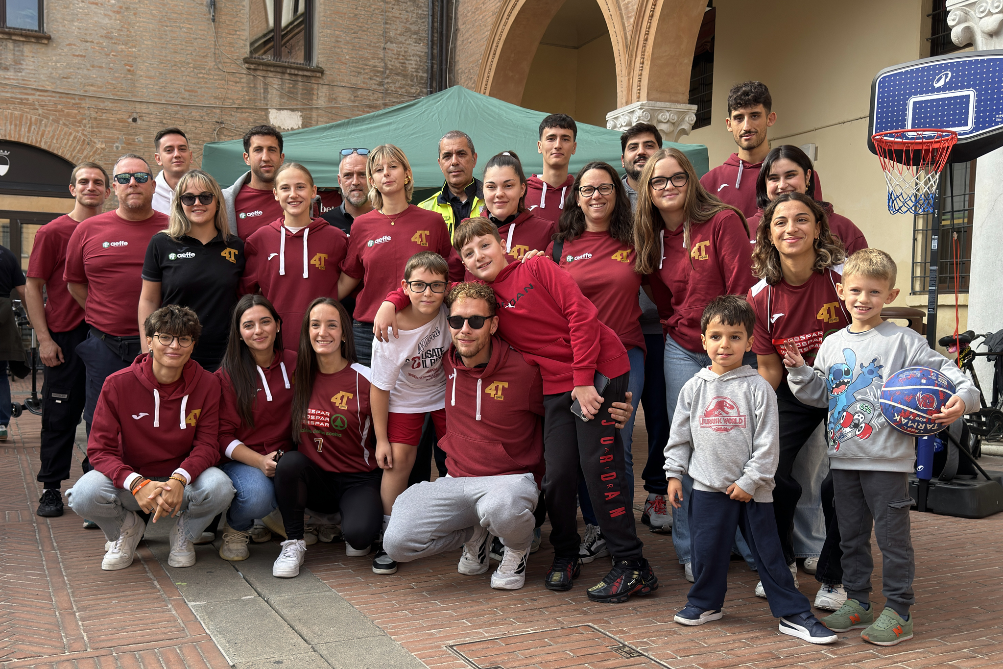 Gli atleti e le atlete della Despar 4 Torri in piazza con il 118 e l’Ausl di Ferrara per la rianimazione cardiopolmonare